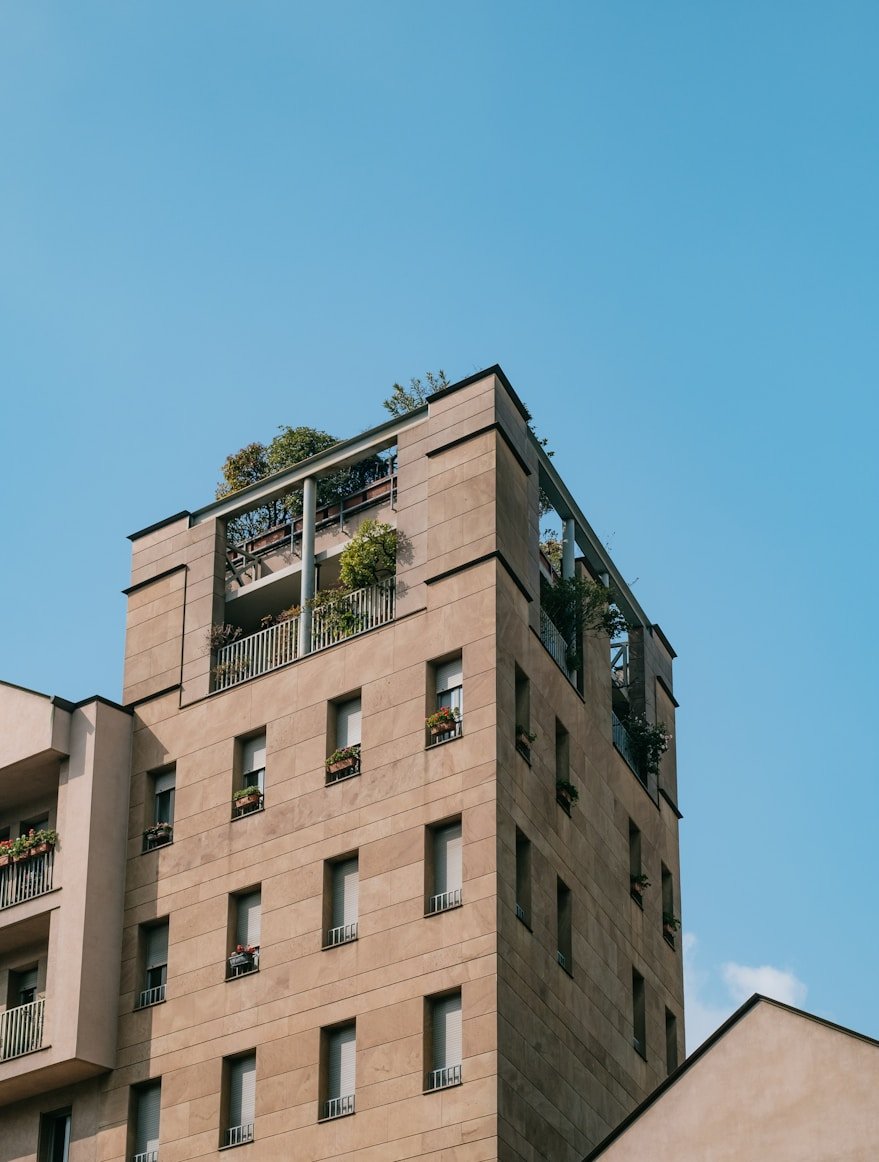 Kentsel dönüşüm uygulanmış modern apartman
